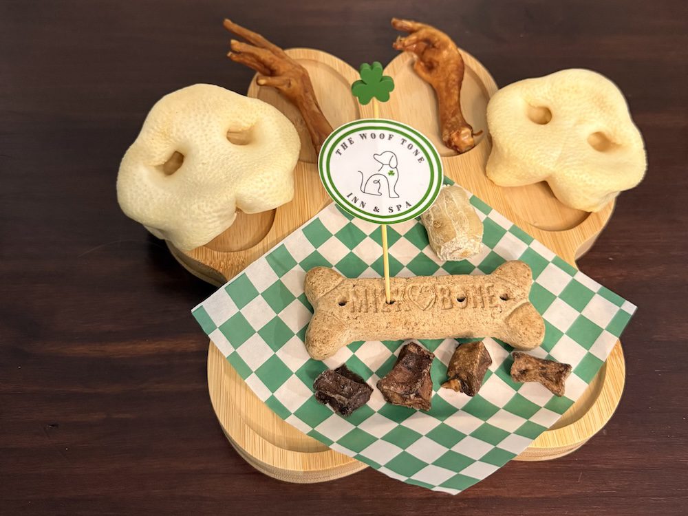 Woof Tone Inn & Spa - Sibling Share Board